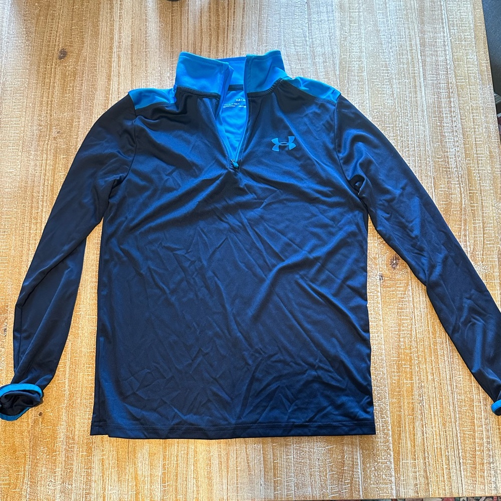 Boys UA 1/4 zip top size youth large